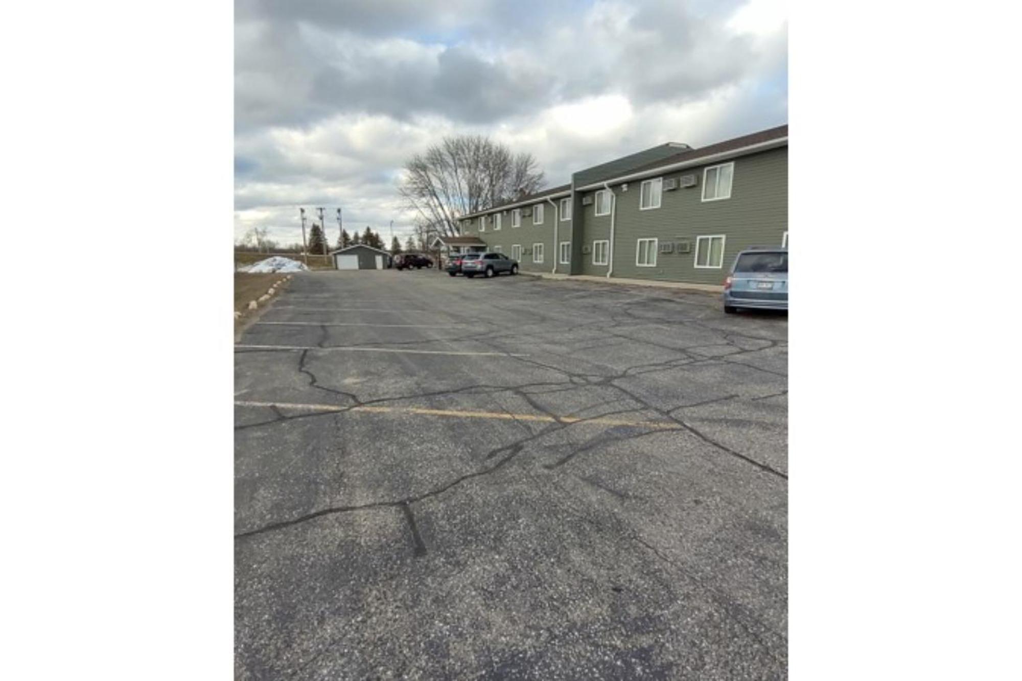 Love Hotels Staples By Oyo At Hwy 10 Mn Motley Exterior photo