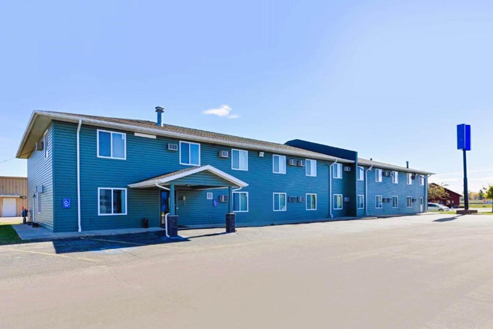 Love Hotels Staples By Oyo At Hwy 10 Mn Motley Exterior photo